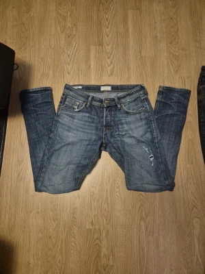 Jack and jones jeans - Fina jack and jones jeans med schyssta slitningar. Modell slim/glenn. Fint skick          Hör av dig vid frågor!