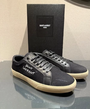 Saint Laurent skor - Säljer dessa feta Saint Laurent skorna. De är använda en gång och är i storlek 43. Bara att höra av sig vid frågor eller funderingar!