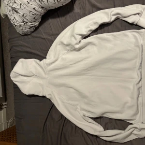 Vit hoodie med dragkedja Peak Performance - Säljer en vit hoodie från Peak Performance i storlek XXL. Tröjan har huva, hel dragkedja framtill och två fickor. Mjuk insida och broderad logga på bröstet. Passar även XL. Jag har L och XL på hoodies och den passar mig perfekt! Pris är diskuterbart!