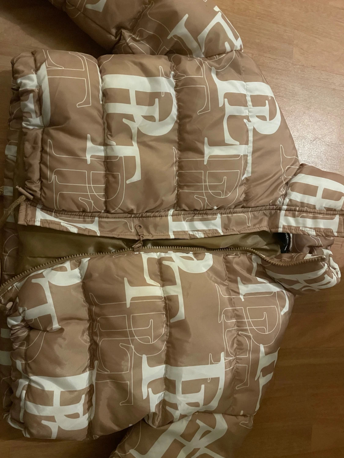 Beige pufferjacka från PrettyLittleThing - 2