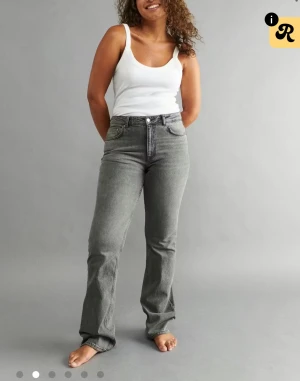 Grå bootcut jeans med hög midja - Snygga grå jeans med bootcut passform och hög midja. 