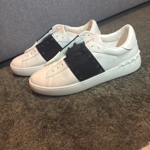 Valentino Garavani Rockstud sneakers - Säljer just nu mina Valentino skor då dem har blivit för små för mig! Ena skon är lite sönder vid hälen men det gör inget. Priset kan man diskutera vid snabb affär! Mvh Oskar