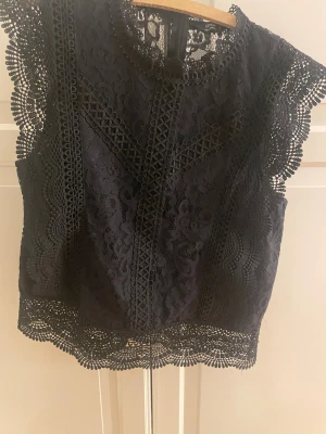 Spets blus - Jätte fin spets blus från Only. Genomskinlig i ryggen men fulltäckande i fram.💗