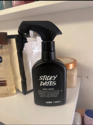 Sticky Dates Body Spray 200ml - Sticky Dates Body Spray från Lush, 200ml. Innehåller bland annat benzoin resinoid och sandelträolja. Perfekt för dig som vill ha något unikt och annorlunda i din doftsamling. Vegansk och självkonserverande.