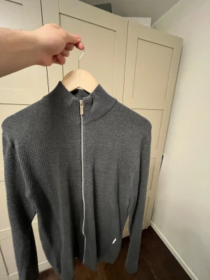 Stickat hel dragkedja  - Snygg grå stickad kofta från Selected Homme med hel dragkedja 