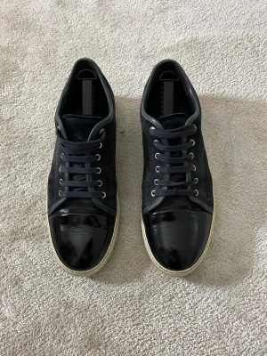 Lanvin Skor  - Säljer dessa otroligt feta Lanvin skor med Glans. 9.5/10 skick, riktigt fräscha.  Storlek: uk 11 passar 45 Pris är diskuterbart ✅ Bara att höra av dig vid frågor! 5/5 reviews här på Plick ⭐ Fraktar samma dag 📦