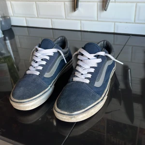 Blåa Vans old school - Blåa Vans som kommer passa nu till sommaren. Lite smutsiga med kommer såklart göra rent dem. 