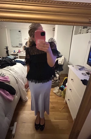 Ljuslila långkjol i satin  - Superfin kjol i satin från yas, endast använd en gång 