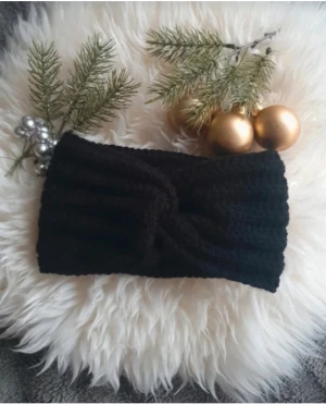 Virkat pannband  - Virkat pannband Virkat av mig i ett mjukt akrylgarn.. Passar de ca 12 år. Onesize. Töjbart