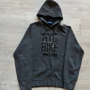 Ralph Lauren Hoodie - Riktigt snygg Ralph Lauren Hoodie i toppskick. Storlek L men passar även M. Tveka inte ställa frågor vid intresse🙌