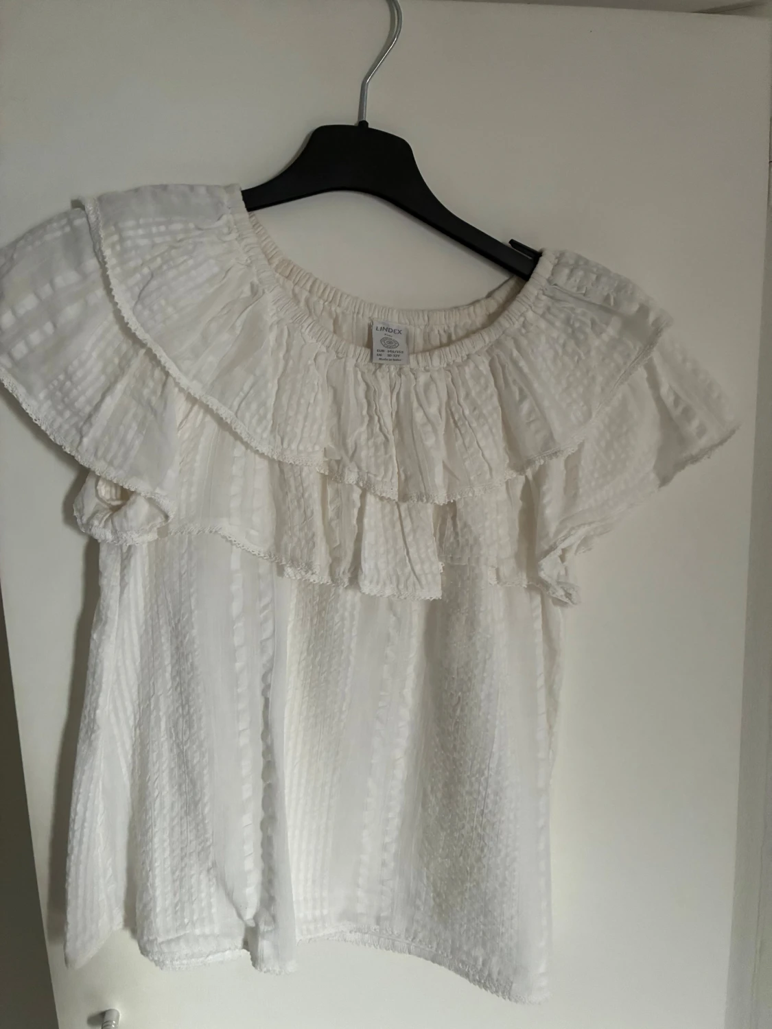 Vit blus med volang från Lindex