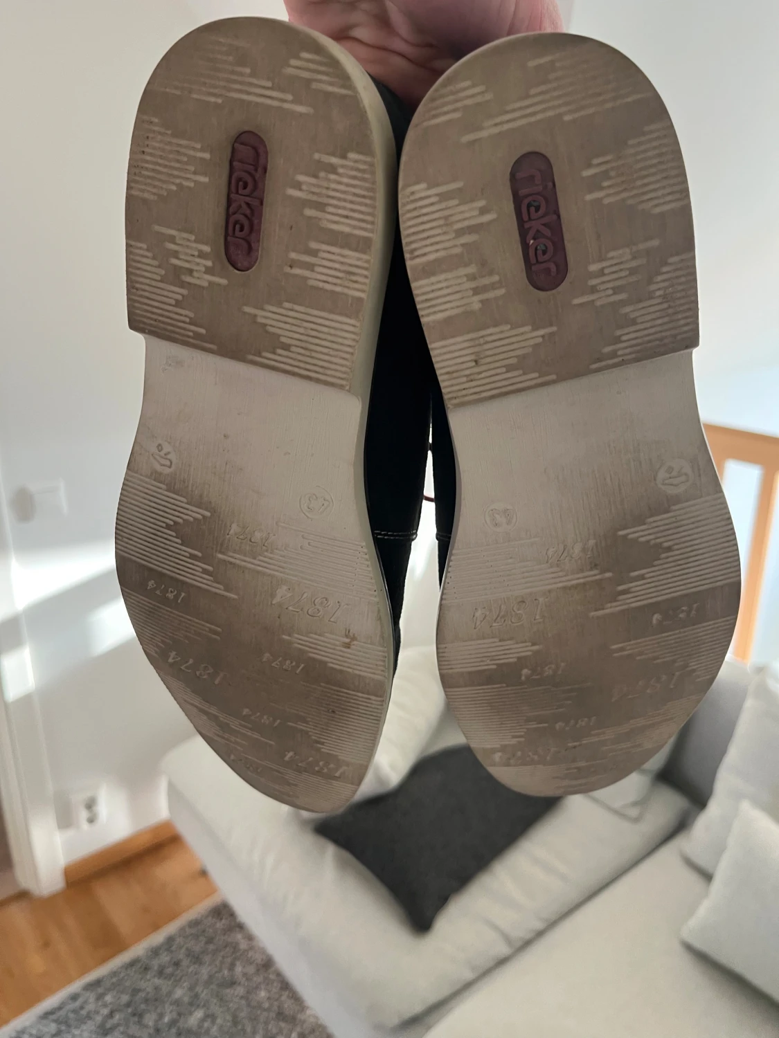 Svarta mockaskor från Rieker med röda snören - 3