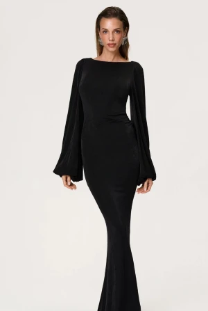 adoore klänning - Supersnygg svart långklänning från Adoore med figurnära passform och vida långa ärmar. Klänningen har rundad halsringning och är tillverkad i ett mjukt, stretchigt material som sitter perfekt. Perfekt för dig som vill sticka ut med en elegant och stilren look.