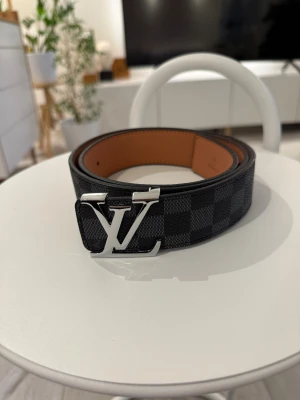 Svart bälte med silver spänne  - Säljer ett snyggt mönstring bälte med silver spänne för ett rimligt pris. Helt oanvänd och topp kvalité. Kom dm för frågor 😁