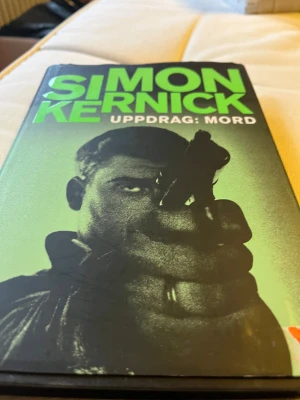 Uppdrag: Mord - En spännande deckare med action och mord, där poliser och gangstrar möts i Londons undre värld. Perfekt för dig som gillar intensiva berättelser och vill följa med på ett farligt uppdrag där inget är som det verkar.