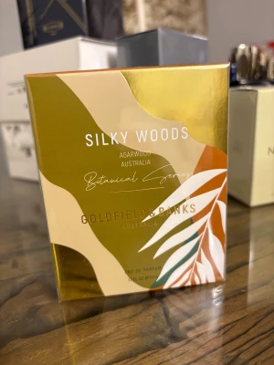 Goldfield & Banks Silky Woods - Silky Woods från Goldfield & Banks Botanical Series är en Eau de Parfum på 50 ml, tillverkad i Australien. Upptäck en exklusiv doft med inslag av agarwood, saffran, vanilj, rökig tobak, ylang-ylang, sandelträ och rökelse. Perfekt för dig som vill sticka ut med något unikt. Den är förseglad helt ny