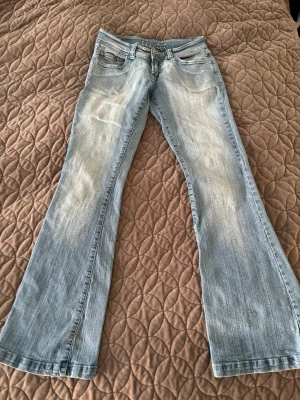 Ljusblå bootcut jeans Miss Vivi - Snygga vintage style ljusblå bootcut-flare jeans från Miss Vivi. innerbenslängd 83-84cm. Midjemått ca 38cm (tvärsöver). ‼️Står att det är storlek 42 men passar mig ganska bra som vanligtvist brukar ha w26-w27‼️(Pris kan diskuteras💞)