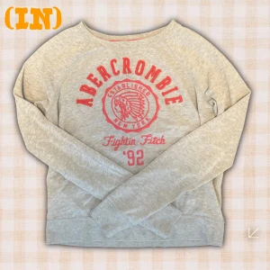 Abercrombie & Fitch Grå tröja - Riktigt Snygg grå sweatshirt från Abercrombie & Fitch i storlek XS. Tröjan har längd - 48cm, bröstvidd - 46cm, armlängd 69cm. Notera att måtten inte är exakta utan ungerfärliga.