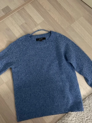 Blå stickad tröja från Vero Moda - Mysig blå stickad tröja från Vero Moda i storlek S. Använts några gånger. 