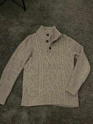 Stickad quarterzip med knappar  - Riktigt fet stickad quarterzip med knappar. Storlek S men passar M 