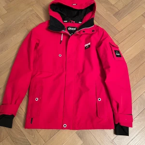 Röd skidjacka från Dope - I ny skick . Jätte fin och saknar defekter. Storlek xs. Skriv vid funderingar!