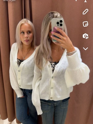 Vit stickad kofta med knappar - Säljer denna vita stickade kofta från gina, superfint skick och har inga defekter, säljer då den ej kommit till användning🫶🏼