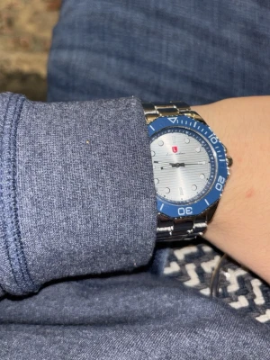 Louis Condini Ljusmörkblåvitsilver Klocka för herr - Säljer en stilren grisch klocka köpt hos Louis Condini för nypris £145 utomlands. Finns nu att köpa hos oss på Cenroe SWE! 