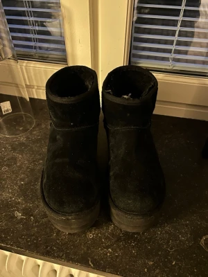 Svarta UGG boots med plattform - Dom är lite slitna men inget som syns, dom ser nya ut. Änvända Max 5 gånger. Har blivit för små för mig. Storlek 39. Äkta dem har lite högre sula. Väldigt skön. pris kan diskuteras. 🥰