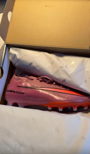Nike mercurial elite  - Säljer nu dessa feta Nike Air Zoom rosa i storlek 45. Sjävklart är det BÄSTA modellen! Använda en gång. Jag skickar gärna fler bilder och kan sjävklart diskutera priset. Rengör såklart innan de skickas(: