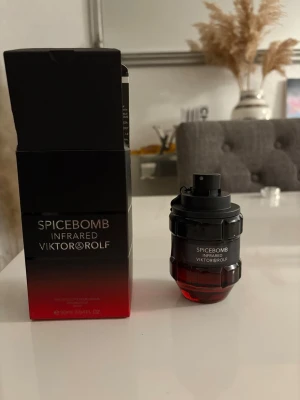 Spicebomb Infrared 90ml herrparfym - Spicebomb Infrared från Viktor&Rolf, 90ml. Ingredienser: alkohol, parfym, aqua, limonene, linalool, coumarin, ethylhexyl salicylate, cinnamal, citronellol, geraniol m.fl. Tillverkad i Frankrike. Snygg och modern design som sticker ut.