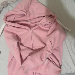 Rosa russemerch  - Rosa russemerch tröja, rätt ny men har fläcka.  Jag kan sälja hela setet för 680