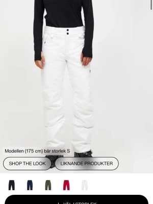 Vita skidbyxor  - Säljer mina as snygga vita skidbyxor från peak performance!! Köpta för ca 2 år sedan och jag har använt de, men de kommer bli tvättade i tvättmaskin +galltvål så alla fläckar försvinner, det är små fläckar så inget som egentligen syns annars! Köpta för 3000!! Storlek M!! Dam!! 🫰🏻 priset kan diskuteras vid snabbt köp💗