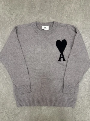 Ami Paris tröja  - Tja! Säljer denna riktigt stilrena Ami Paris tröjan i storlek S! Den är helt ny! Tveka inte att kontakta vid frågor eller funderingar!