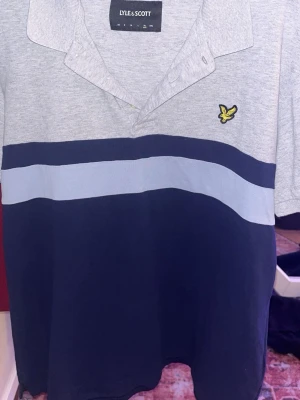 Lyle & scott pike tröja XL - Storlek XL men liten i storleken,  inga fläckar och inga hål, mvh isak