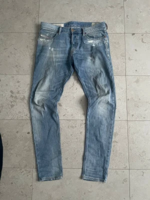 Diesel Jeans Blåa - Slitningar - Hej! Säljer ett par riktigt feta Diesel jeans, med sjukt fina slitningar och bra passform! || Storlek: 31 || Skick: 8.5/10 || Hör mer än gärna av dig vid frågor, funderingar eller prisförslag😁