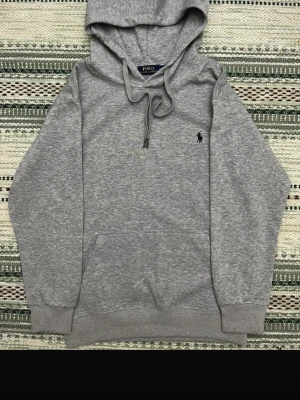 Polo hoodie - En skön polo hoodie skick 9/10 använt få tal gånger polo paket följa me fraktar snabbt som blixten i stor S kan passa XS