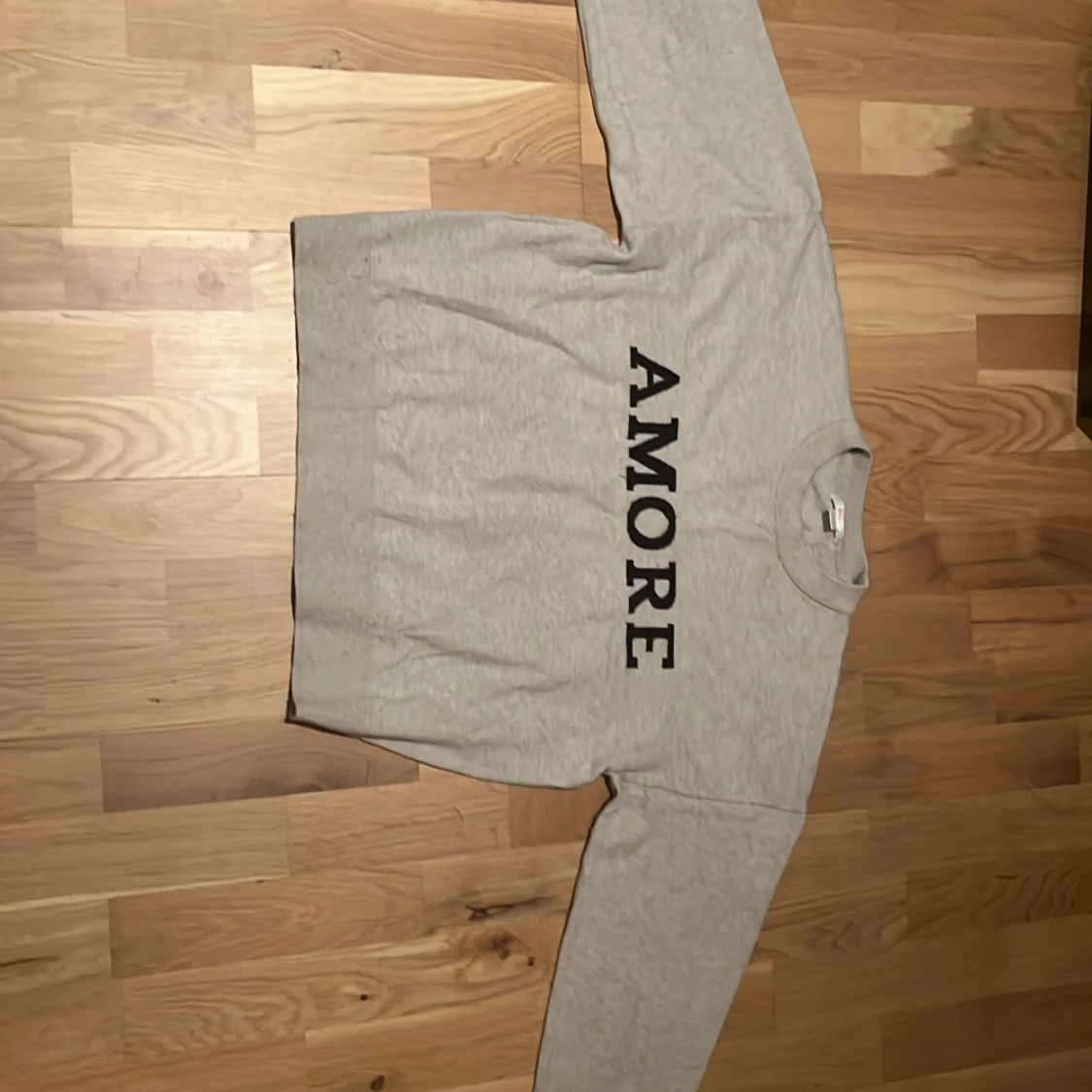 Beige/Grå sweatshirt med svart AMORE-tryck ifrån Gina Tricot