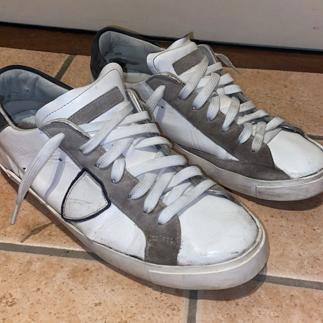 Philippe Model vita sneakers med grå detaljer - 1