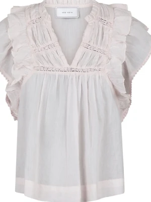 Fin blus med volanger - Blusen är ifrån Neo Noir, köpt för ett år sedan. Är väldigt svår att hitta både i butik&online. Blusen har inga defekter. Köpt för 600kr. Klicka hem den här finisen!🩷👚