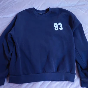 Mörkblå sweatshirt Downtown 93 - Mjuk och mysig tröja. Med ett clean och snyggt tryck. Knappt använd o därför i bra skick.