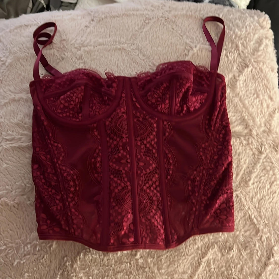 Vinröd spetskorsett 