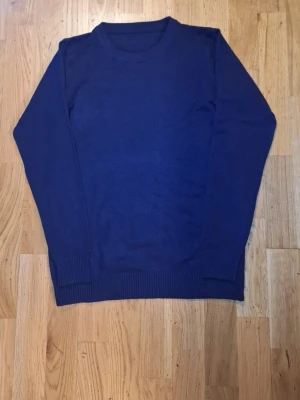 Mörkblå stickad tröja från Vera i clothing  - Snygg mörkblå stickad tröja med rund hals och långa ärmar. Den är från Vera i clothing med nytt skick.tröjan har ribbade muddar vid ärmslut och nederkant, vilket ger en schysst passform. Perfekt att slänga på sig när det är lite kyligt ute.pris kan självklart diskuteras✅