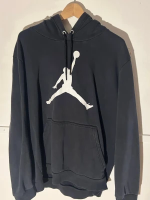 Svart hoodie - Svart hoodie med basketmotiv 