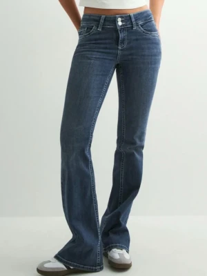  bootcut jeans med broderade fickor - Snygga mörkblå bootcut jeans från Nelly. Använda fåtal gånger. 