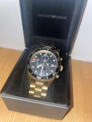 Emporio Armani guldklocka - Snygg Emporio Armani klocka.                   Kommer med originalask med logga.
