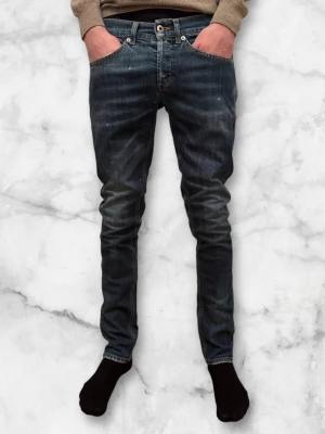 Dondup Jeans George - Dondup Jeans George trendigaste jeansen på marknaden. Skick 9,5/10 Nypris runt 4000kr Säljs för 900kr(Modellen har original slitningar ifrån fabriken vilket är väldigt eftertraktat och trendigt)