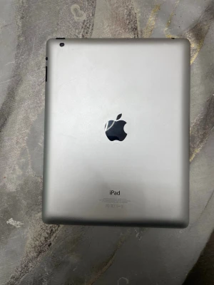 Apple iPad (4:e generationen) - iPad 4:e generationen med 9,7-tums skärm. Fungerar bra, alla appar startar. Några repor och mindre slitage på skärmen och ramen, men inget som påverkar användningen. Perfekt för surf, appar och enklare användning.