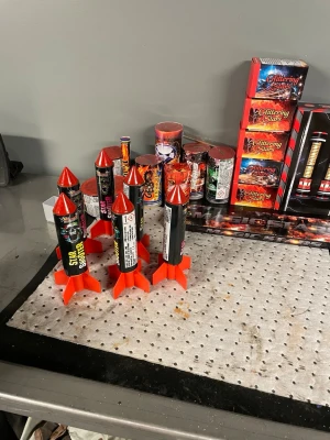 Ingen väst på bilderna - Bilderna visar olika typer av fyrverkerier och smällare, men ingen väst finns med på bilderna. Allt för 3000 annars så kan ni skriva om ni vill ha styck pris 