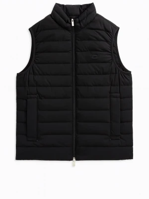 Svart dunväst med dragkedja - Snygg svart dunväst från Oakley med quiltad design och hög krage. Västen har två praktiska fickor framtill och stängs med en hel dragkedja. Perfekt att slänga över en hoodie för extra värme under kyliga dagar.