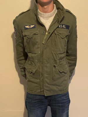 Ralph lauren fieldjacket, military  - Säljer en helt ny Ralph Lauren military field jacket. Den är helt ny och såklart äkta, har kvitto och prislapparna sitter kvar. Storlek L. Kontakta för fler frågor. 